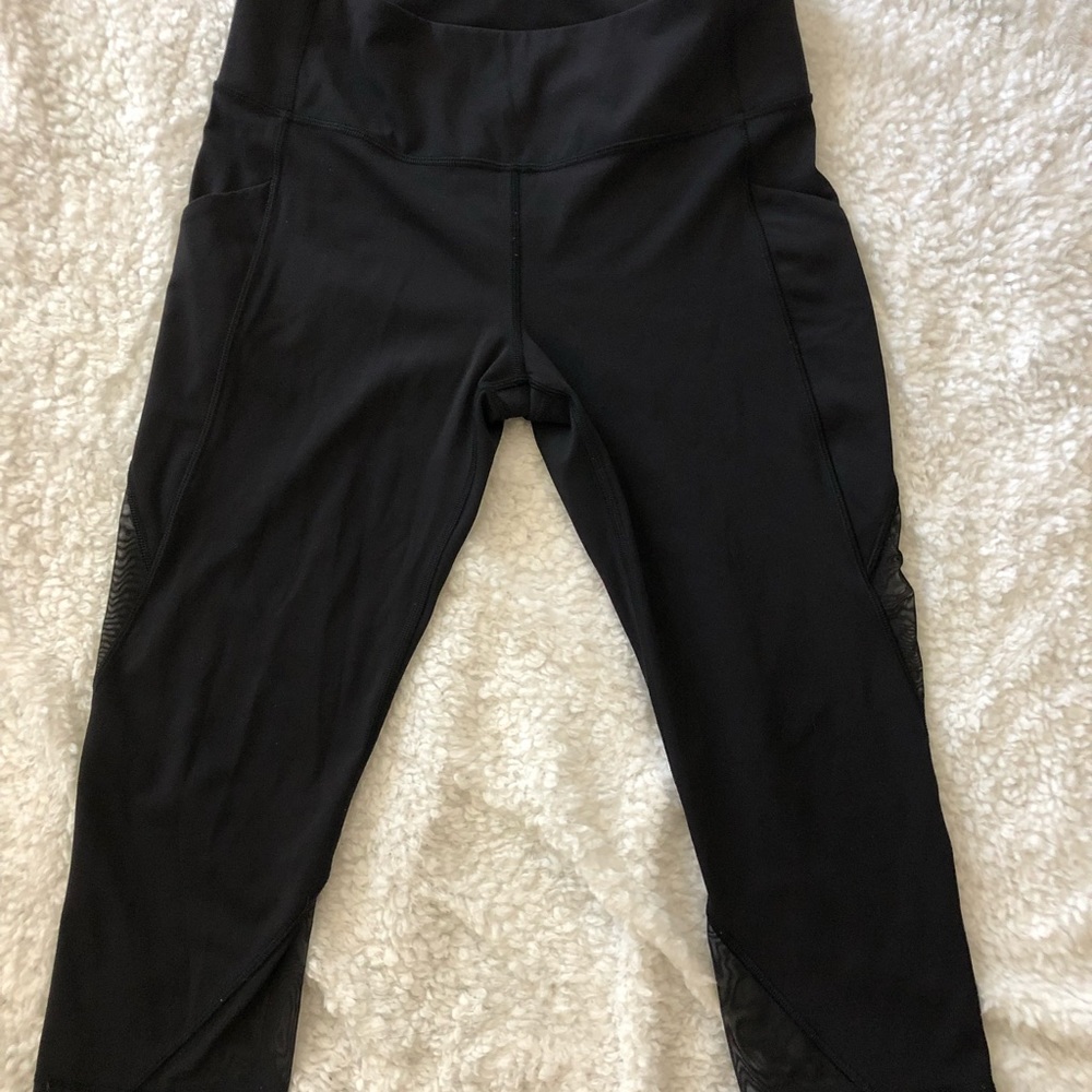 SOLD NWOT Lulu Black crops